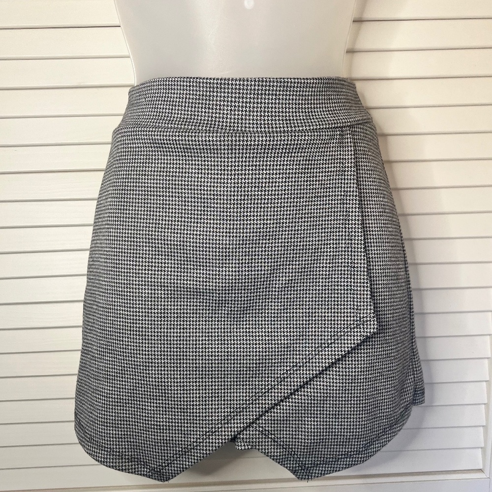 Soprano Micro Houndstooth Mini Skort | Size: S
